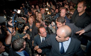 Le 9 octobre 2011. Francois Hollande arrive à la Maison de l'Amérique latine après les résultats du premier tour des primaires socialistes.