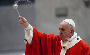 Le pape a écrit une lettre d'encouragement à un prêtre américain qui défend les LGBT+