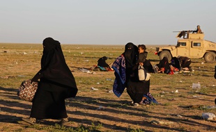 Des civils fuyant Baghouz, le dernier bastion de Daesh en Syrie, le 1er mars 2019.