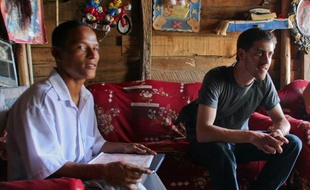 L'ambassadeur de France à Bogota, Pierre-Jean Vandoorne, a exprimé mercredi l'espoir d'une libération "rapide" du journaliste français Roméo Langlois, capturé par les Farc le 28 avril, un appel relayé par une ONG ayant servi de médiateur auprès de la guérilla