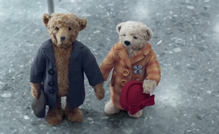 La pub de Noël de l'aéroport de Londres met en scène des nounours et des enfants
