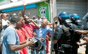 Mamoudzou, épicentre des manifestations contre la vie chère sur l'île de Mayotte.