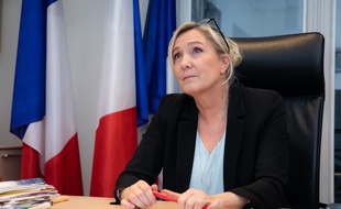 Marine Le Pen dans son bureau de l'Assemblée nationale