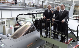 Merignac, le 4 mars 2015. François Hollande et Jean-Yves Le Drian assistent à une présentation du Rafale.