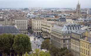 La ville de Bordeaux vue depuis la place des Quinconces.