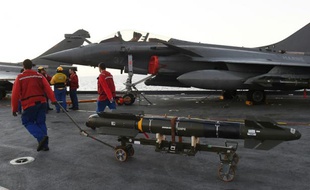 Des marins à bord du Charles-de-Gaulle le 23 novembre 2015 en Méditerranée