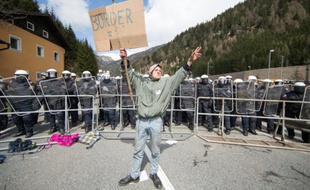 Un jeune homme manifeste contre le rétablissement des contrôles à la frontière entre l'Italie et l'Autriche au col de Brenner le 24 avril 2016