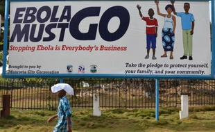 Un panneau de campagne publicitaire promouvant la lutte contre le virus Ebola, le 23 février 2015, à Monrovia