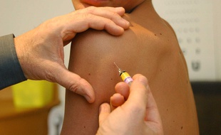 Un adolescent se fait vacciner contre la DT polio.