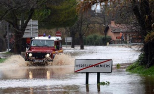 Ils sont une soixantaine, de tous âges, des familles, des vieillards, réfugiés dans une salle des fêtes de Hyères (Var) après, racontent-ils, qu'"une vague" a engloutie dimanche matin leur habitation.