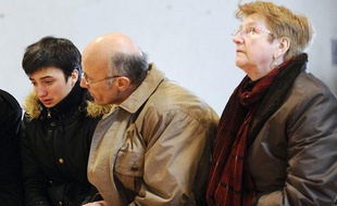 Jessica, soeur jumelle de Laëtitia Perrais, en compagnie de sa famille d'accueil, Michèle et Gilles, le 29 janvier 2011 à Pornic.