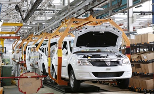 Chaîne d'assemblage de Dacia Sandero à Casablanca, au Maroc, en 2013.