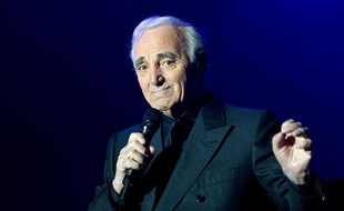Charles Aznavour lors d'un concert à Tours, en novembre 2011.