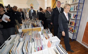L'ancienne ministre de la Justice, Michèle Alliot-Marie visite la bibliothèque de la prison pour femmes de Rennes, le 10 septembre 2009.