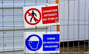 Des panneaux près d'un chantier au Mans (Illustration).