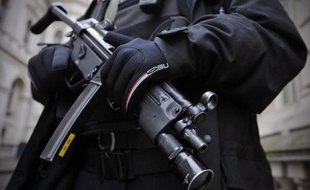 La police britannique a accusé jeudi quatre personnes d'actes de terrorisme, suite à leur arrestation effectuée au début du mois de juillet.