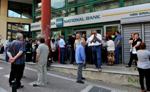 Des retraités devant un bureau fermé de la Banque nationale de Grèce à Athènes le 29 juin 2015
