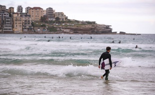 Un surfeur à Sydney en avril 2020 (illustration).