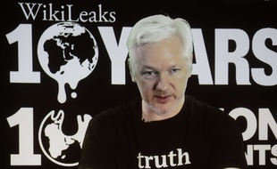 Le fondateur de WikiLeaks Julian Assange en visioconférence depuis Londres, le 4 octobre 2016, lors d'une conférence de presse à Berlin pour les 10 ans de la plateforme.