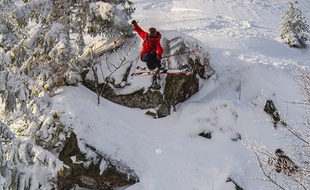 Le freerideur Pierre Houillon s'est offert une belle session entre poudreuse et barres rocheuses dans les Vosges.