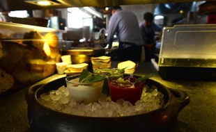 Cornichons au gingembre, soupe au choux et tartare de viande de renne au menu du 2 juin 2015 du restaurant moscovite Poyekhali