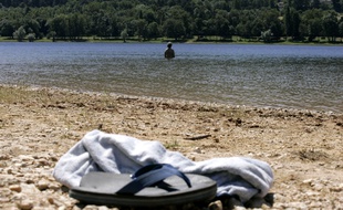 Un baigneur dans un lac. Illustration.
