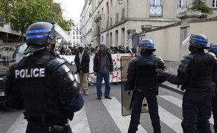 Des manifestants ont bloqué l'entrée du lycée Jean-Jaurès à Paris.