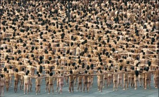 Greenpeace a annoncé mercredi être à la recherche de quelques centaines de personnes acceptant de poser nues sur un glacier des Alpes suisses pour le photographe Spencer Tunick en faveur d'une campagne sur le réchauffement climatique.