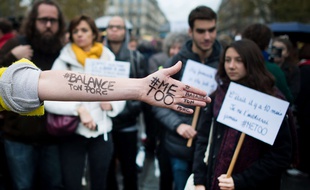 En France comme aux Etats-Unis, le scandale de l'affaire Weinstein génère depuis trois mois un vaste débat sur les violences faites aux femmes.