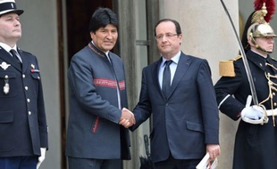 Le président bolivien Evo Morales, reçu mercredi à l'Elysée par François Hollande, a indiqué avoir évoqué d'éventuels "transferts de technologie française au meilleur prix" se disant particulièrement intéressé par les avions et hélicoptères d'EADS.