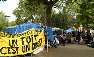 Expulsés d'un squat qu'ils occupaient depuis le début de l'année, des réfugiés latino-américains ont installés un campement de fortune aux abords de la mairie de Saint-Ouen. (Ici, le 8 août 2019).