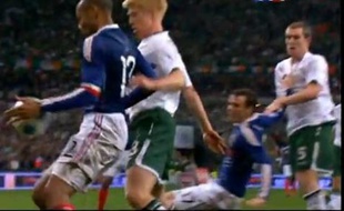 Thierry Henry contrôle de la main gauche avant de passer à William Gallas pour le but de la qualification, contre l'Irlande, le 18 novembre 2009 au Stade de France