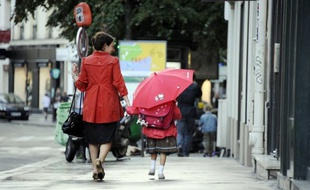 Les familles monoparentales, constituées le plus souvent par des femmes, sont les premières victimes de la crise économique et cumulent les difficultés au quotidien, ont souligné jeudi des experts lors d'un colloque.