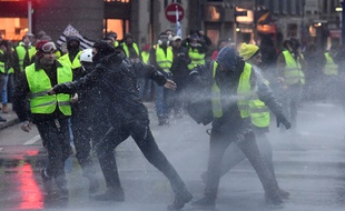 De violents heurts ont éclaté samedi à Quimper entre manifestants et forces de l'ordre.