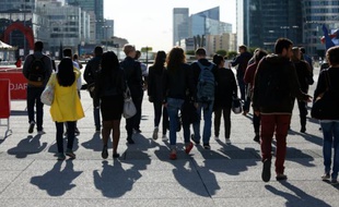 Des personnes marchent dans le quartier d'affaires de la Défense à Paris le 4 septembre 2015