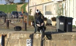 Un journaliste du magazine Moto journal perd le contrôle de sa moto, sur le port de Saint-Martin-de-Ré (Charente-Maritime).