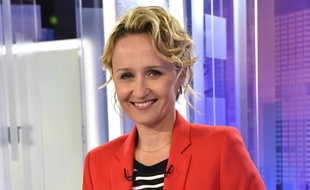 La journaliste Caroline Roux sur le plateau de l'émission C politique.