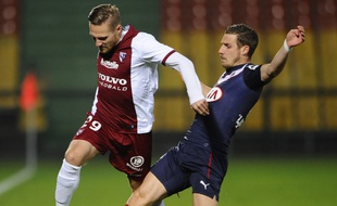 Grégory Sertic le milieu des Girondins à la lutte avec Krivets lors de Metz-Bordeaux le 3 décembre 2014.