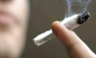 Un fumeur de marijuana.