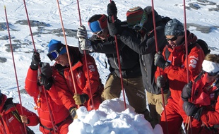Les professionnels de la montagne se sont entrainés à secouristes des personnes emportées par une avalanche, dans le cadre d'un exercice mené avant l'arrivée massive des skieurs.