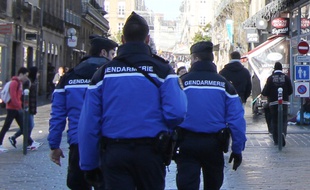 Illustration d'une patrouille de gendarmerie.