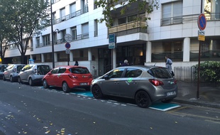 L'une des stations de véhicules autopartagées de l'entreprise Zipcar créées en voirie à Paris.