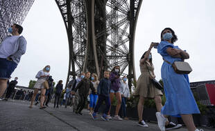 Pour les visiteurs ne pouvant présenter de pass sanitaire à l'entrée de la tour Eiffel, mesure obligatoire qui entre en vigueur ce mercredi, des tests antigéniques seront proposés à l'entrée du monument parisien.