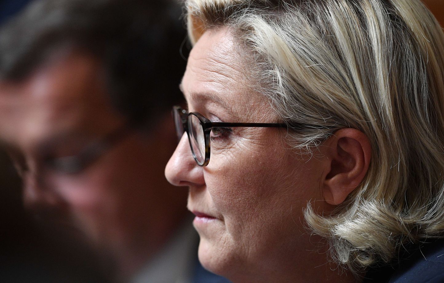 Marine Le Pen et le RN : La Politique se Transforme en Spectacle