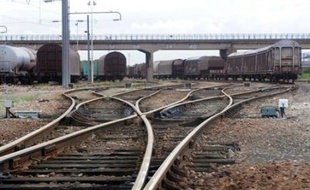 En avril 2008, la Cour des comptes enfonçait le clou en fustigeant l'organisation bancale du système ferroviaire, divisé entre l'exploitant la SNCF et le propriétaire des voies ferrées RFF depuis une loi de 1997.