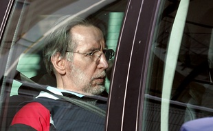 Michel Fourniret lors de son procès devant la cour d'assises des Ardennes en 2008.