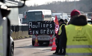Opération escargot des routiers en grève sur la rocade de Rennes le 19 janvier 2015