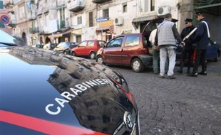 Une quarantaine de mafieux présumés ont été arrêtés mardi lors de deux opérations distinctes en Sicile et dans la région de Naples (sud de l'Italie), a-t-on appris auprès des forces de l'ordre.
