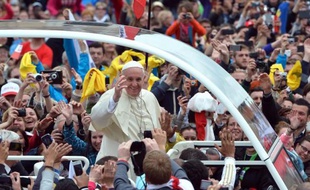 Le pape François à bord de la papamobile traverse la place Saint Pierre à Rome après la cérémonie de canonisation de Jean Paul II et Jean XXIII le 27 avril 2014