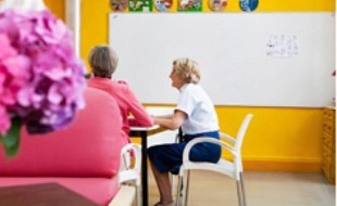 Hier, une bénévole à la « halte répit Alzheimer ».